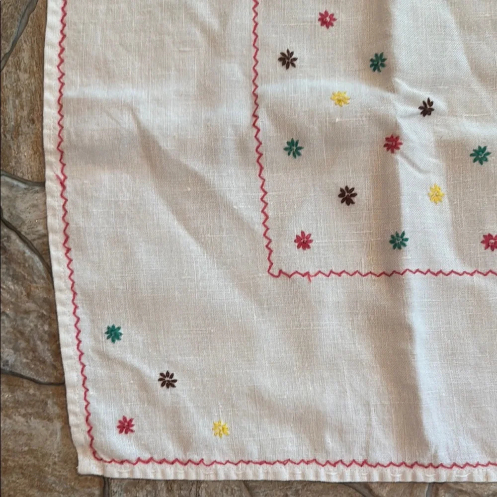Tablecloth Vintage Embroidered Small White Tablecloth with Colorful Accents
